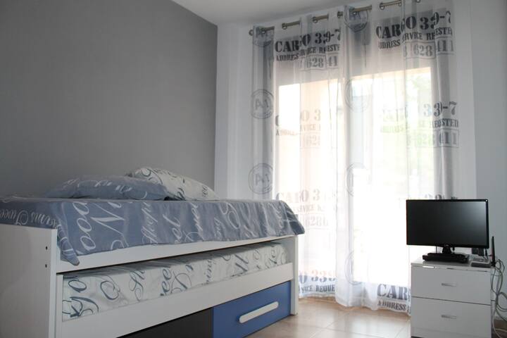 1-ლი საძინებელი 2 ადამიანი ტელევიზორით+DVD ბავშვებისთვის + ტერასა