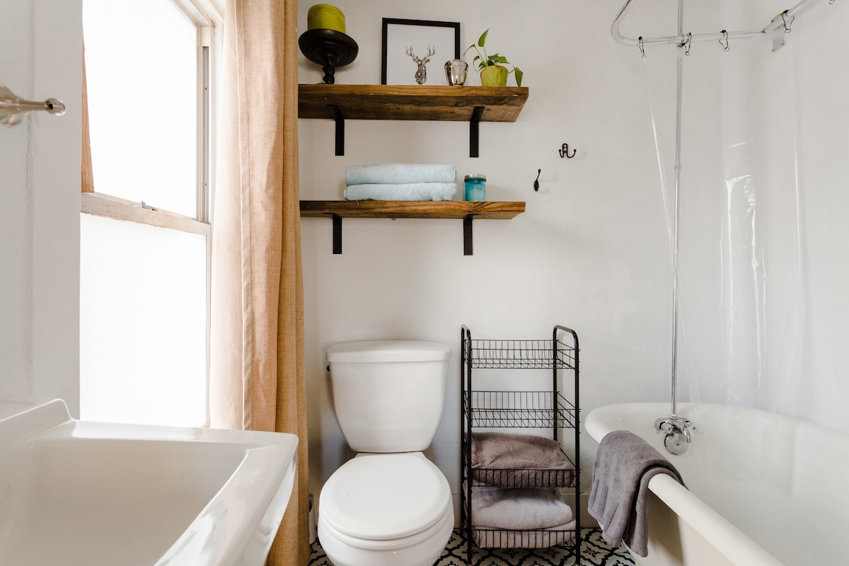 Frida House | Walk to Food + Coffee | Free Bikes