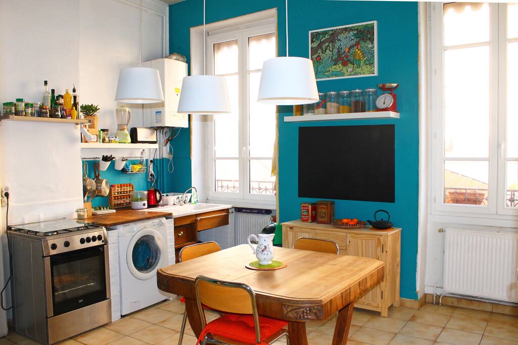 Cuisine avec équipement complet : plaque de cuisson, four, micro-onde, machine à laver, petits électroménagers.