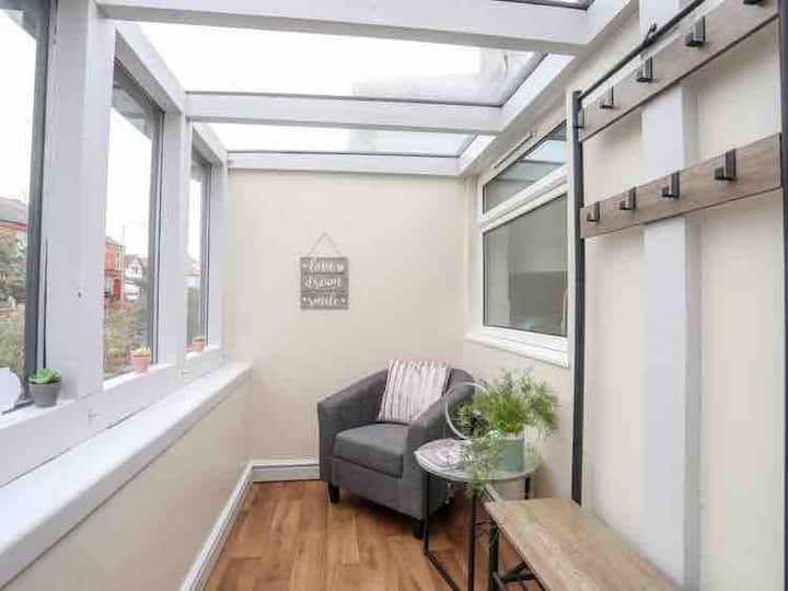 Beeches Bach, 1 Bedroom Cottage With Hot Tub - Prestatyn