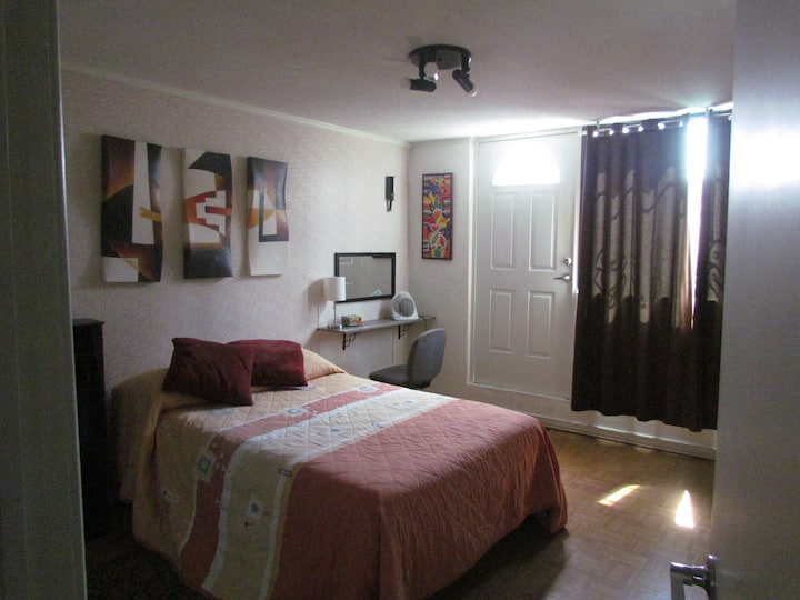 客房3、双人床、衣柜、电视、书桌、带屋顶花园的出口。