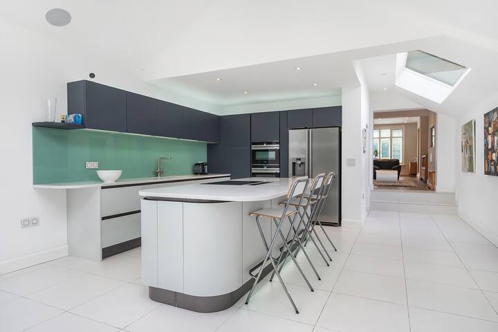 Modern and Stylish Victorian home in West London gallery image 5