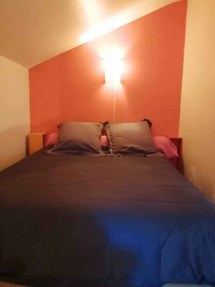 Lit double, chambre orange