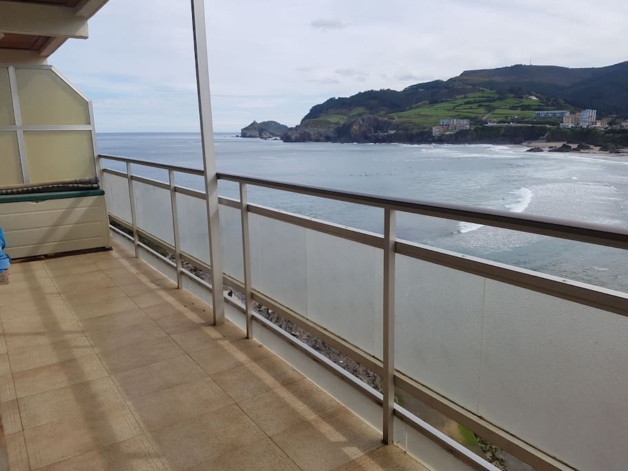 Vista de San Juan de Gaztelugatxe desde la terraza. View of San Juan de Gaztelugatxe from the terrace.
