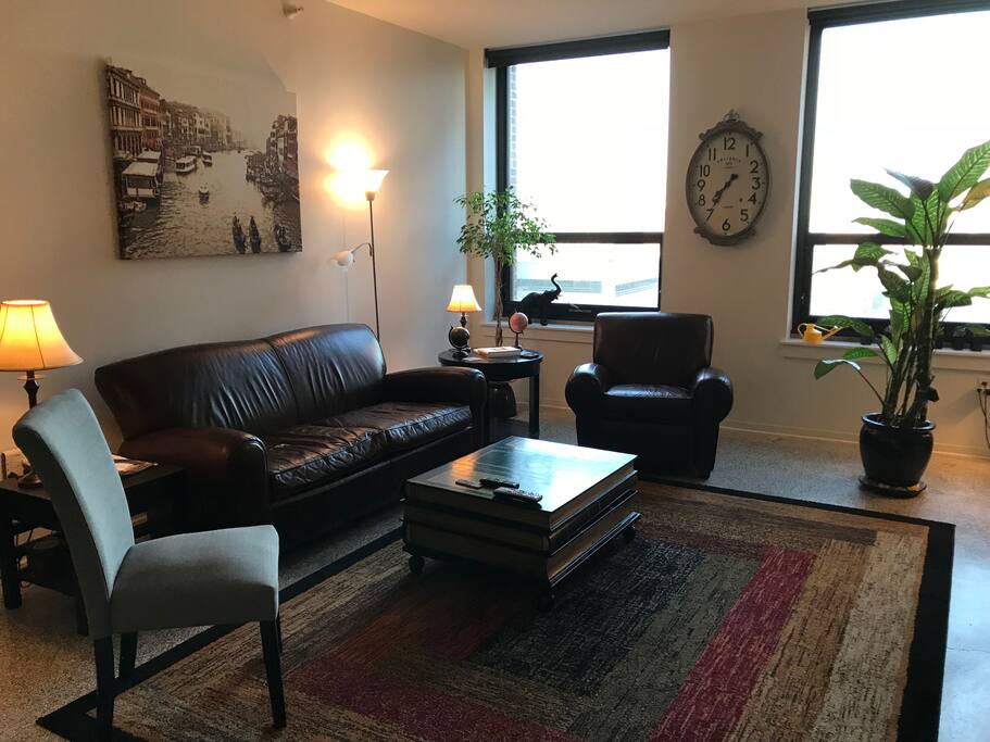 Living Room / Capital View