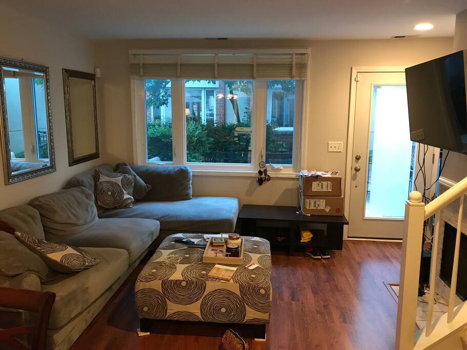 Living room. TV with cable and Netflix
