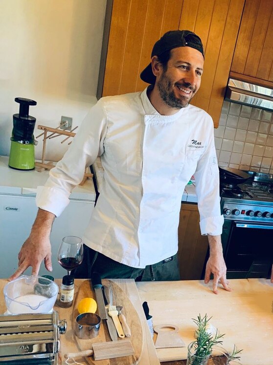 Show full-screen, host-provided image