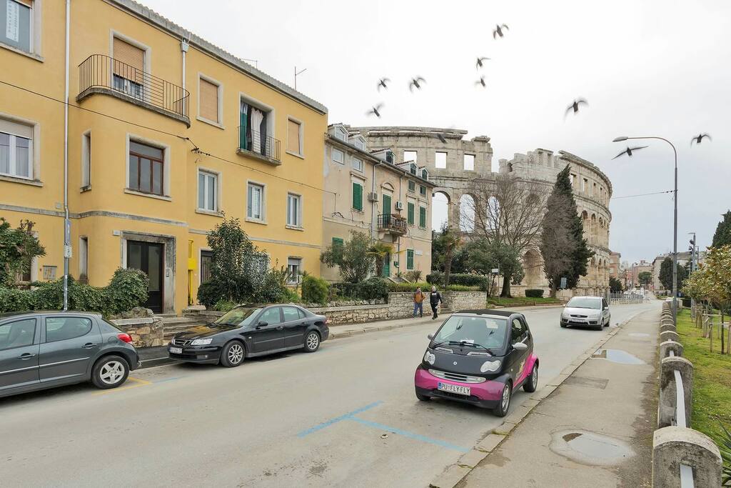 ulicu i sam apartman u zutoj zgradi ( prizemlje desna strana zute zgrade)