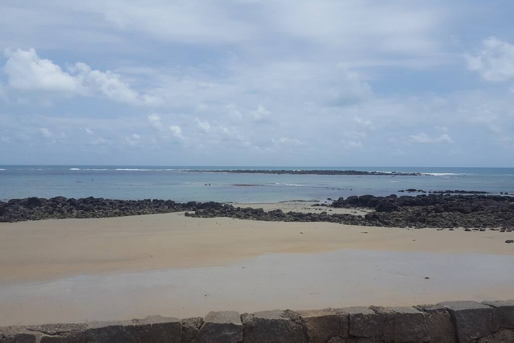 Vista da praia,mar sem ondas com a maré seca.