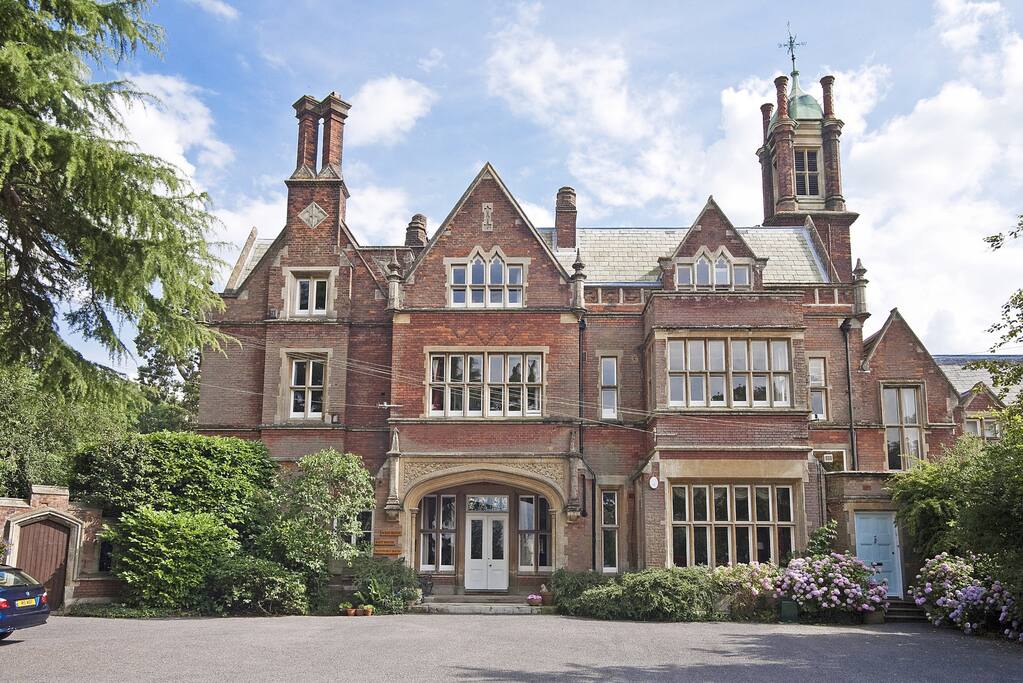 The facade of Mynthurst Mansion (guest rooms are located in the top middle and top left corner).