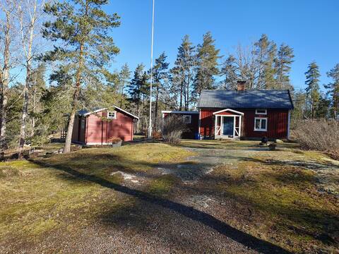 Secluded in the countryside.
With pool and spa bath
