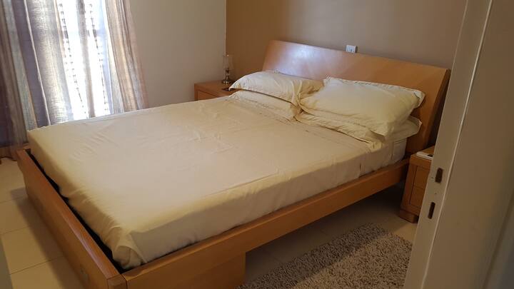 Glavna spavaća soba s bračnim krevetom, klima-uređaj, stropni