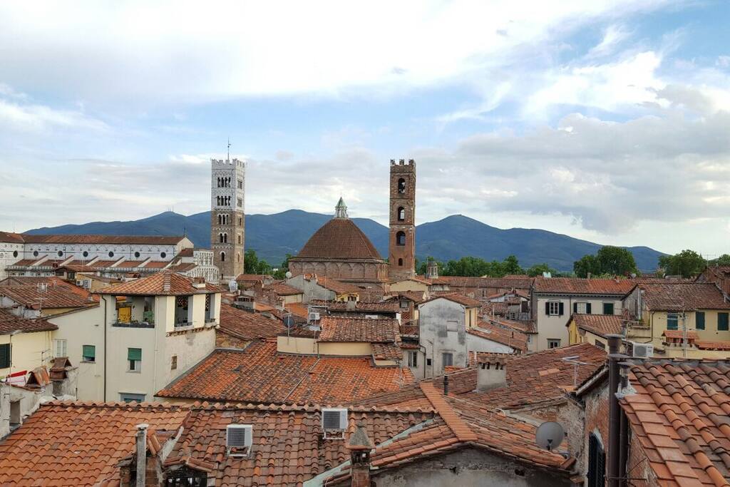 Vista dal terrazzo: il Duomo di Lucca
