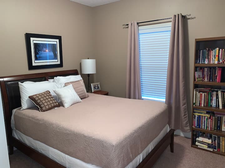 Segundo dormitorio con cama tamaño queen.