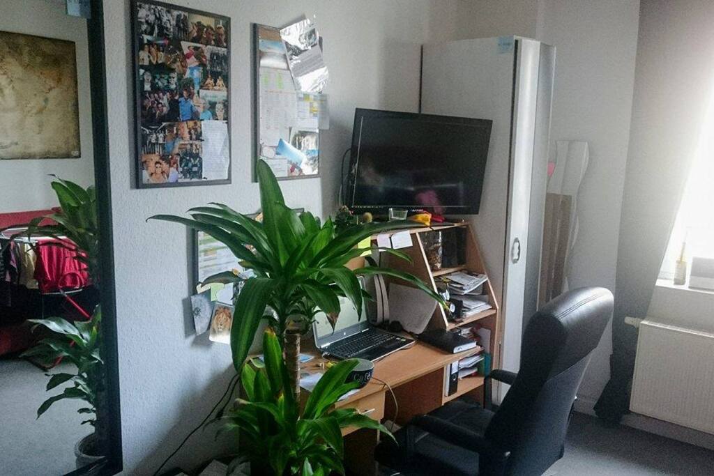 Schreibtisch und TV