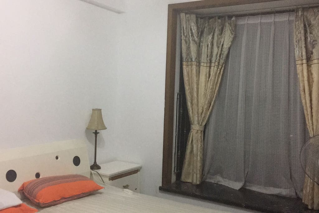带飘窗的卧室 有书桌和衣柜