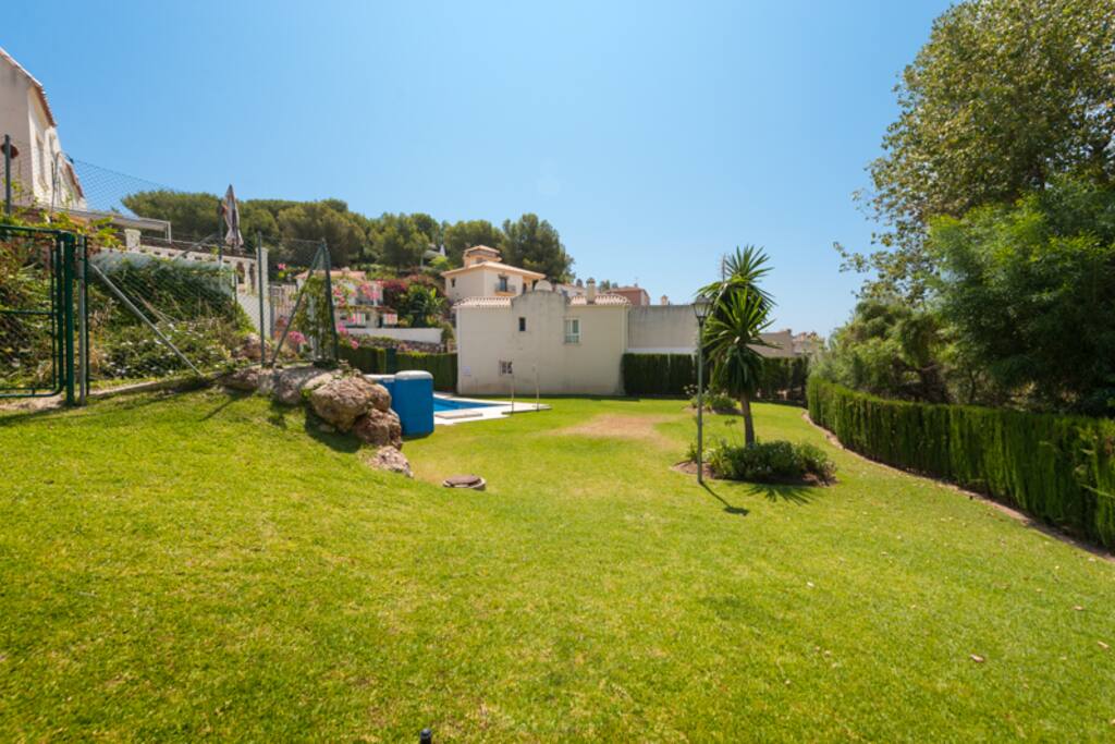 jardín con la piscina