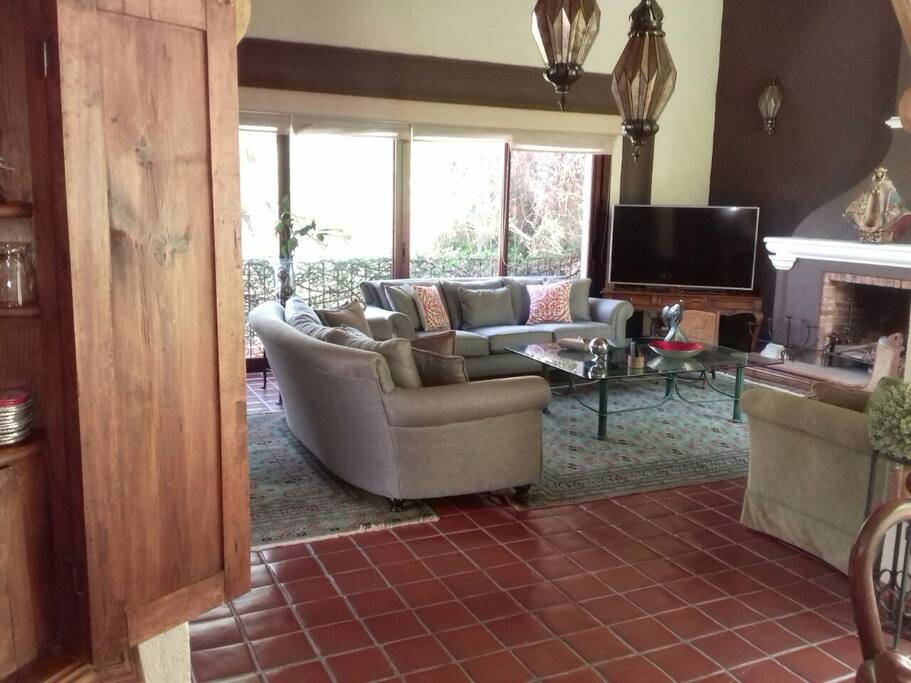 SALA AMPLIA CON CHIMENEA, PARA LA ÉPOCA FRÍA DEL AÑO