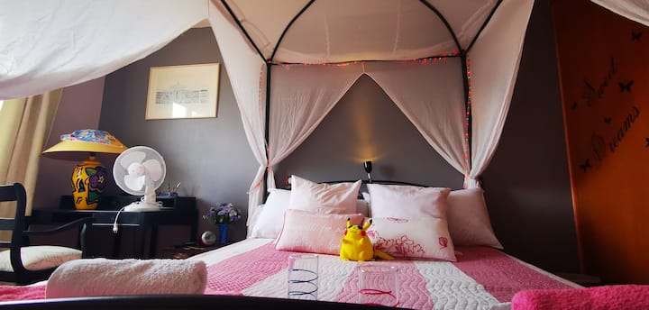 卧室1浪漫，四柱床160厘米！ 记忆枕头、棉质铺面，增加舒适度！ Peignoirs水疗中心！

浪漫的卧室1 ，标准双人床。 形状记忆枕头，优质床上用品，让您度过美好的夜晚！ 