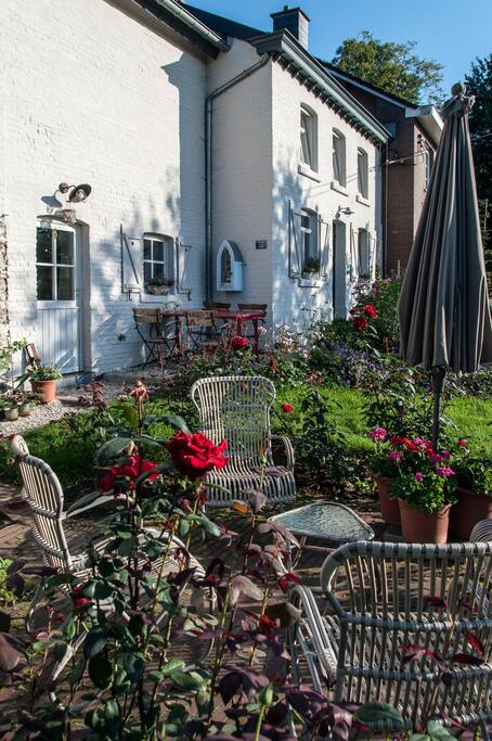 Genieten in de tuin na de wandeling