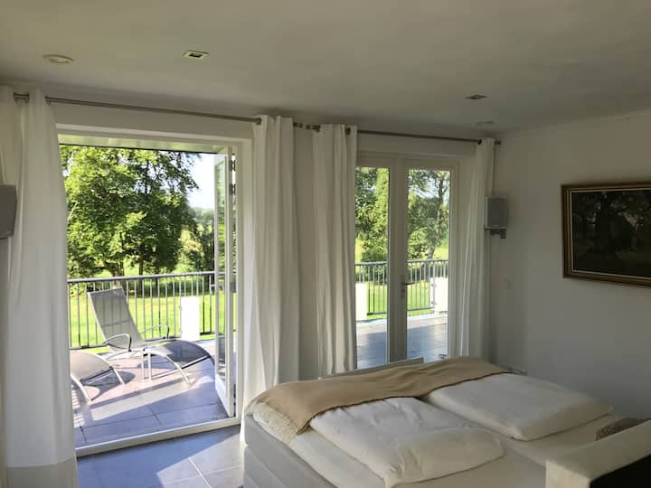 منظر الشرفة من غرفة النوم الرئيسية