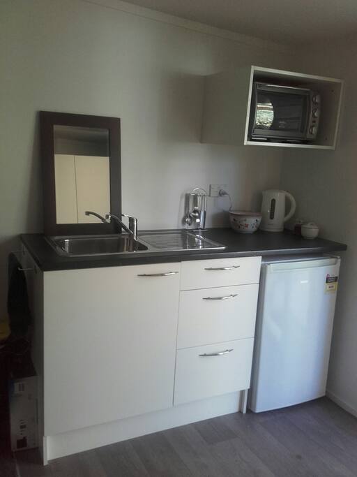Private kitchenette
tea & coffee supplied
