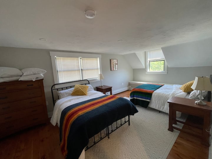 Chumba cha kulala cha ghorofani chenye vitanda viwili vya ukubwa kamili 