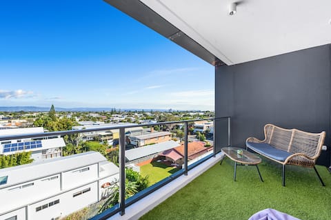 Top performing Airbnb: New 2 Bed Apartment by the Beach in Mermaid Beach