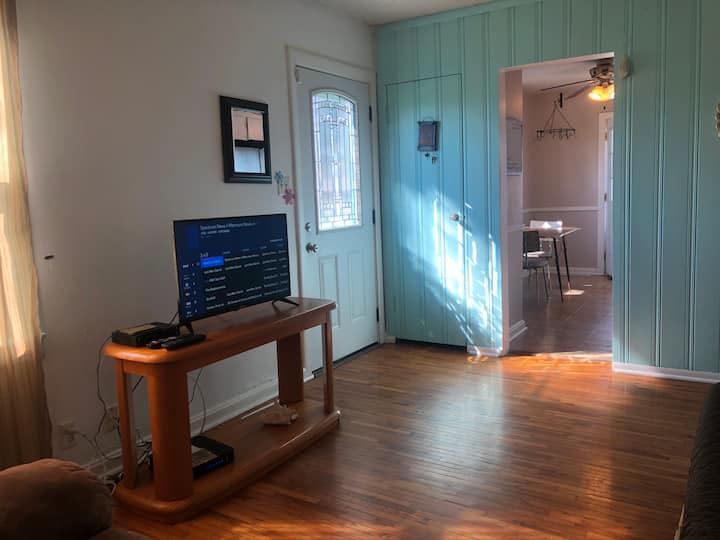 Best Value/sleeps 4/ Cozy/center Town /Pets Ok! - Evansville, IN
