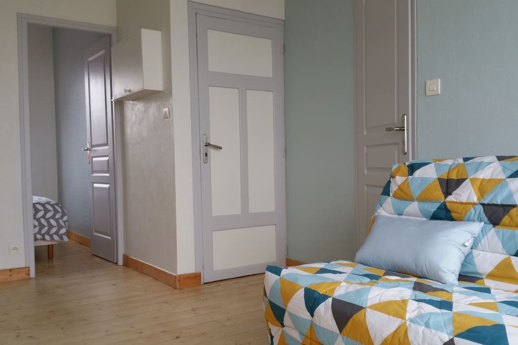 la pièce principale avec la porte d'entrée, à droite l’accès à la salle de bain et au fond la petite chambre