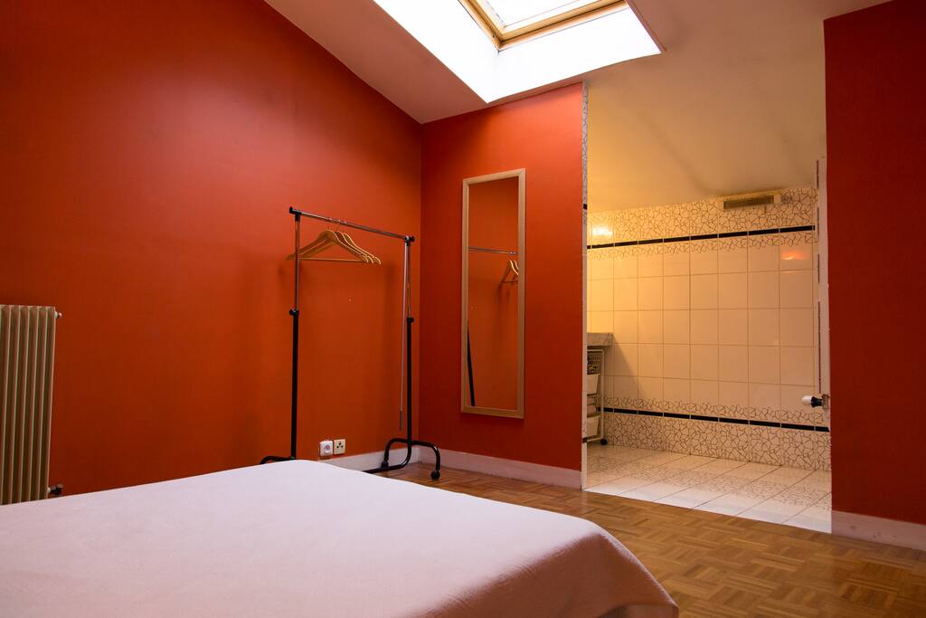 Puit de lumière et ouverture sur salle de bain attenante