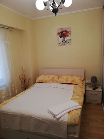 Yellow Ghiuly's Seaside Room
