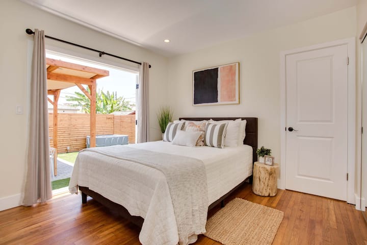 Bedroom #2 Master w/ Queen Bed, Bath , AC and 50in TV