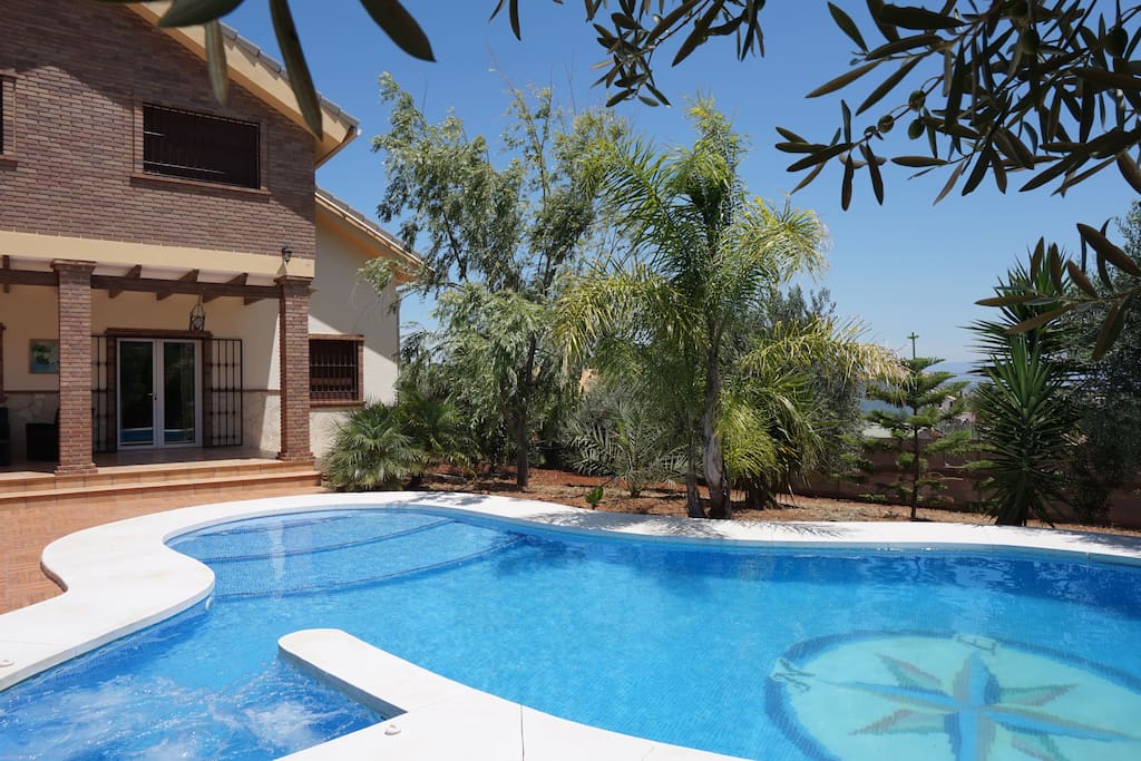 Jardines junto a piscina