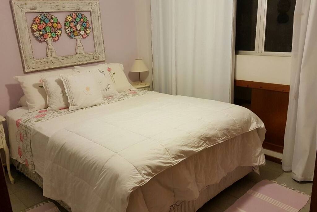 Suite do casal com cama box Queen