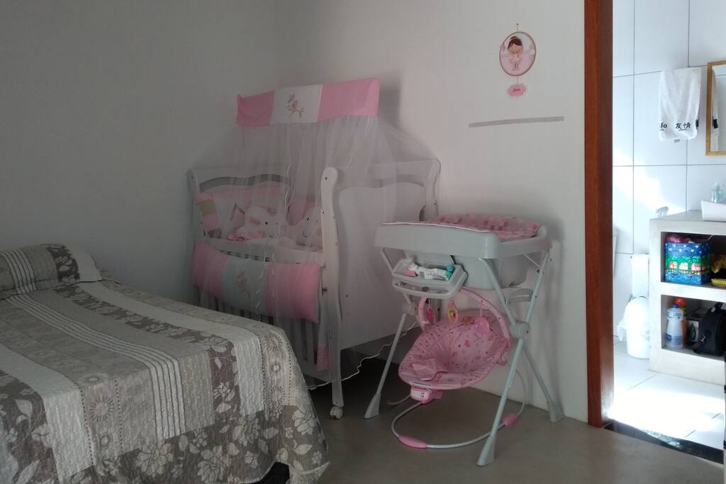 Suíte com berço e banheira para bebê