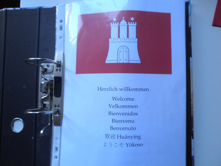 Mappe mit wertvollen Informationen liegt im Zimmer