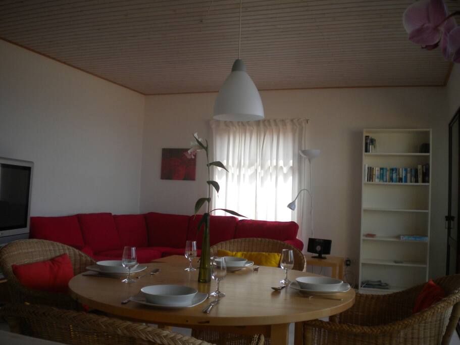 Wohn- und Essbereich. Die ganze rechte Seite sind Glasschiebetüren zum Balkon.