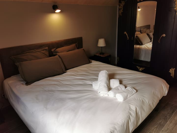 Chaque chambre est spacieuse et fonctionnelle