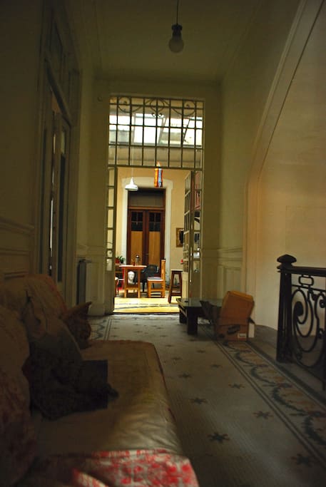 pasillo que conecta las habitaciones.