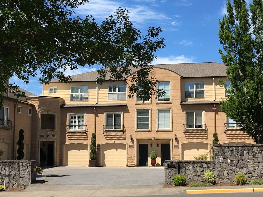 Located in the beautiful Villa on the Lake in the heart of Tualatin.