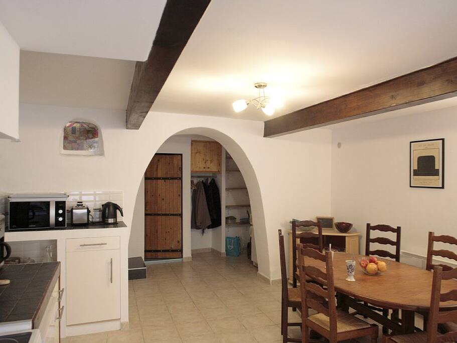 Cuisine tout équipé moderne et salle à manger chaleureuse