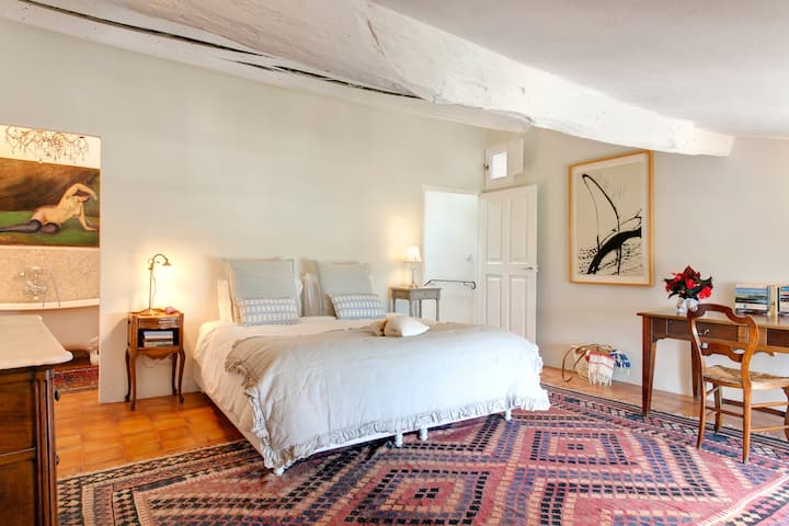 Chambre Luberon: King (180cm) bed with private ensuite and separate toilet