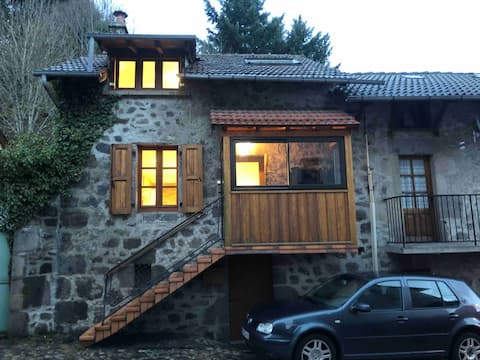 Warm Auvergne house close to all amenities