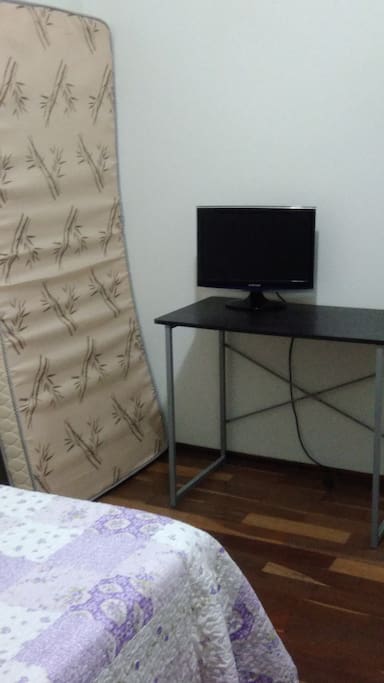 Mesa para estudo e colchão de solteiro