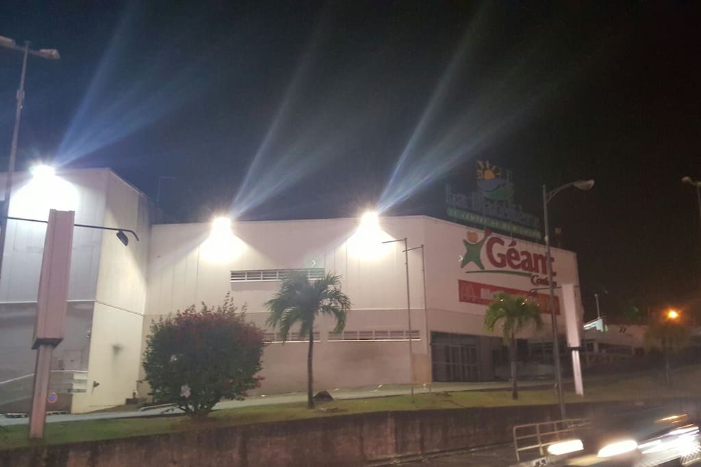 A cinq minutes à pied du centre commercial Géant batelière.