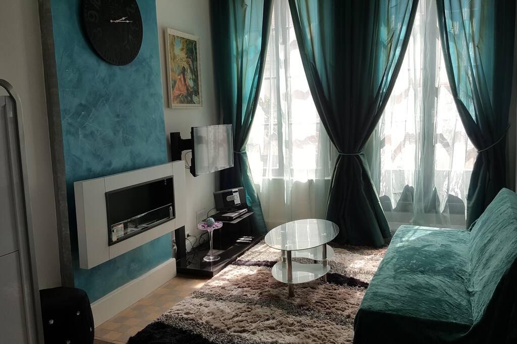 Le salon ouvrant sur un balcon