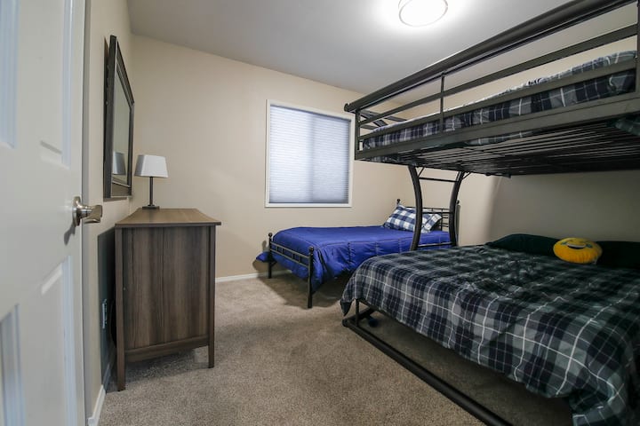 2号卧室配备全尺寸/全尺寸双层床和一张单人床。
