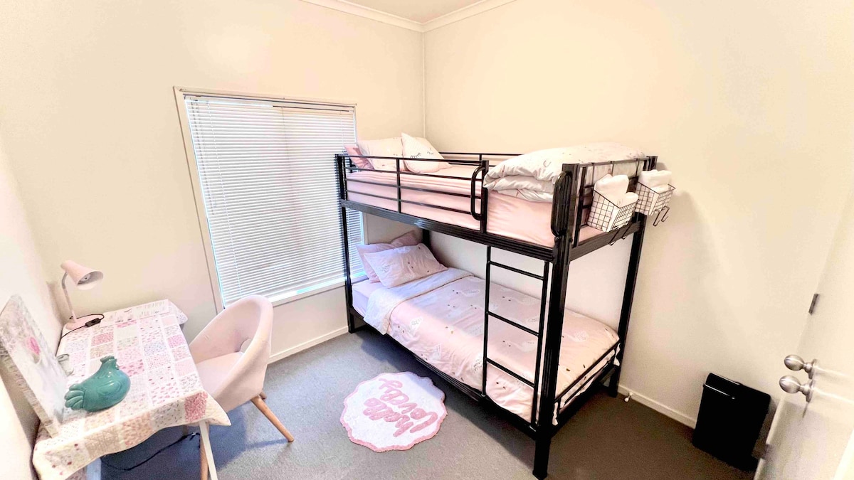 Ცალკე ოთახი ორსართულიანი საწოლით და იატაკის დამატებითი მატრასით, საჭიროებისამებრ
Სტუმრის მაქსიმალური რაოდენობა: 3 