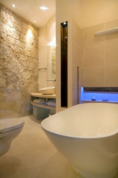 La salle de bain en pierre de tuffeau, marbre et travertin